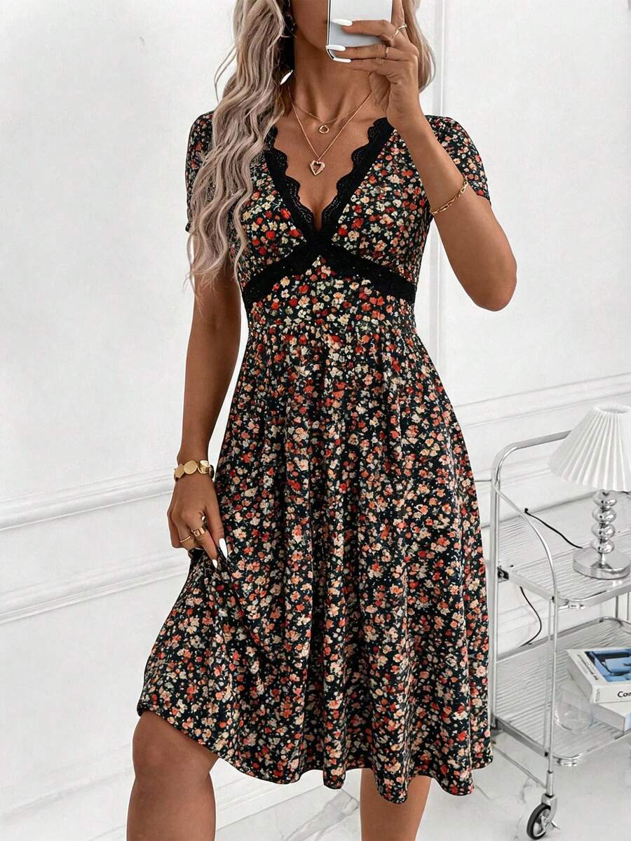 SHEIN Clasi 女款V領蕾絲拼接百褶休閒派對中長洋裝