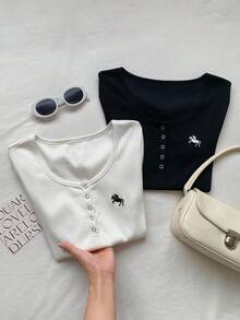 Comfortcana 女款騎士刺繡鈕扣半開襟短袖T恤 - 黑與白 - 查看 7