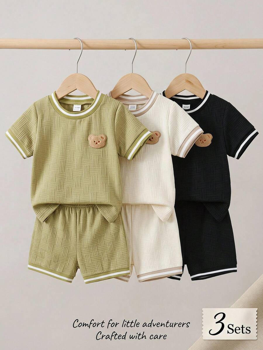 SHEIN 3 Set di Abbigliamento Estivo per Bambino Maschio, Magliette a Maniche Corte Morbide con Texture a Orsetto Carino e Pantaloncini, 2 Pezzi, Top Bianchi con Grafica, Abiti da Spiaggia Estivi - Multicolore - Visualizzare 1