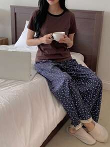 DAZY 2件組女款夏季睡衣套裝，碎花直筒長褲搭配拼色短袖T恤 - 棕色 - 查看 3