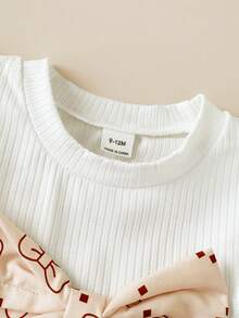 SHEIN Vintaside Kids 6-9M-2-3Y 嬰兒女童兩件套，甜美蝴蝶結裝飾飛袖圓領上衣與彈性腰頭蝴蝶結印花開衩短褲，適合日常穿著、派對及其他場合 - 卡其色 - 查看 5