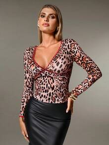 Nuvra Top sexy com estampado leopardo, patchwork, acabamento em renda vermelha, sem sutiã, acolchoado, decote profundo em V e manga comprida, estilo casual para festa de outono/inverno - Castanho Café - Ver 5