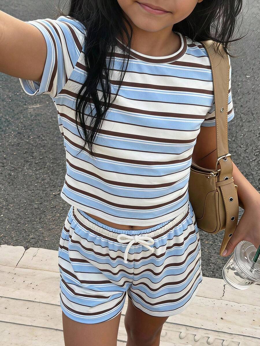 SHEIN Tween女孩夏季休閒簡約舒適藍色條紋短袖T恤與短褲套裝 - 藍色 - 查看 1