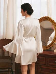 Côtesoire Jubah Wanita Elegan, Romantis, dan Menawan ala Prancis dengan Hiasan Renda, Lengan Mengembang, dan Ruffle, Terbuat dari Satin, Nyaman, dan Ikatan di Depan. - Sampanye - View 2