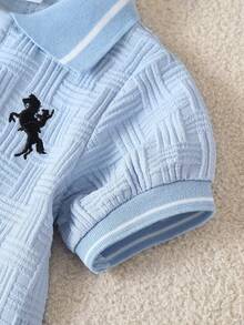 SHEIN Playful Pals 男嬰白色夏季休閒提花 Polo 領短袖上衣與短褲套裝，可愛學院風 - 淺藍色 - 查看 4