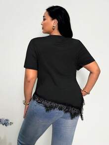 Firerie 女款極簡優雅休閒度假通勤修身T恤上衣，黑色短袖收腰不對稱下擺蕾絲飾邊，適合度假、海灘、假日穿搭 - 黑色 - 查看 4