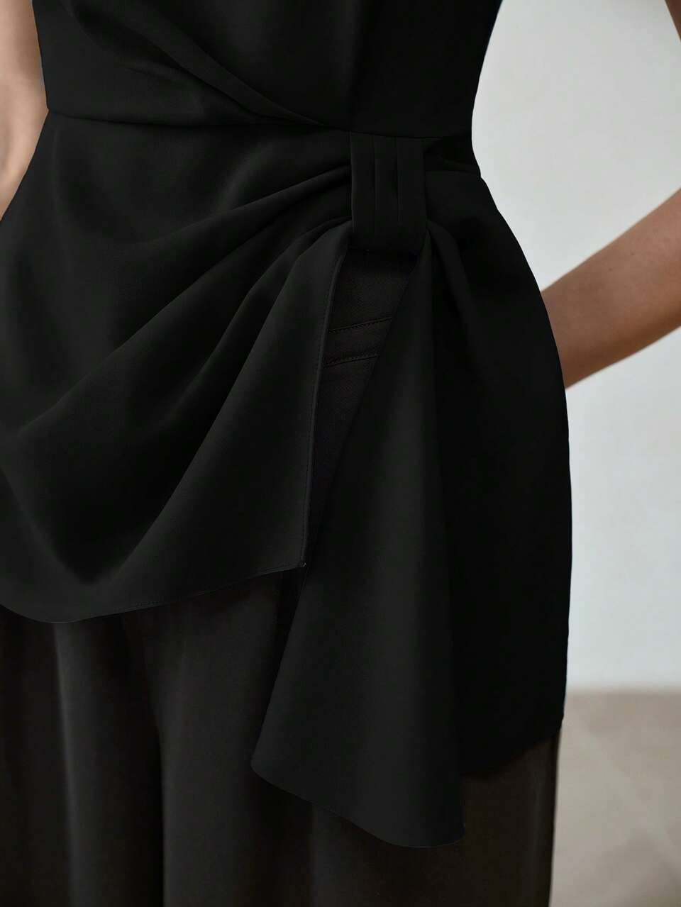 MOTF ELEGANT ASYMMETRIC HEM SLEEVELESS BLOUSE