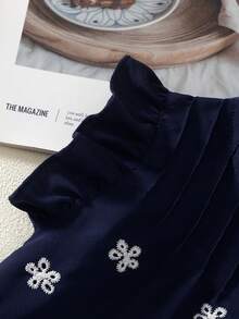 SHEIN Elladie kids 2件組女童夏季新款圓領後背水滴造型藍色蝴蝶結仿刺繡印花布料荷葉袖前綴蝴蝶結裝飾上衣休閒直筒短褲簡約復古時尚套裝 - 寶藍色 - 查看 6