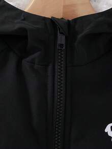 SHEIN 1件男童休閒極簡街頭連帽保暖內裡長袖外套，創新恐龍印花小Logo，時尚休閒設計，適合4-7歲男孩日常穿著，適用於運動、外出、校園及返校季，適合秋冬穿著 - 黑色 - 查看 5