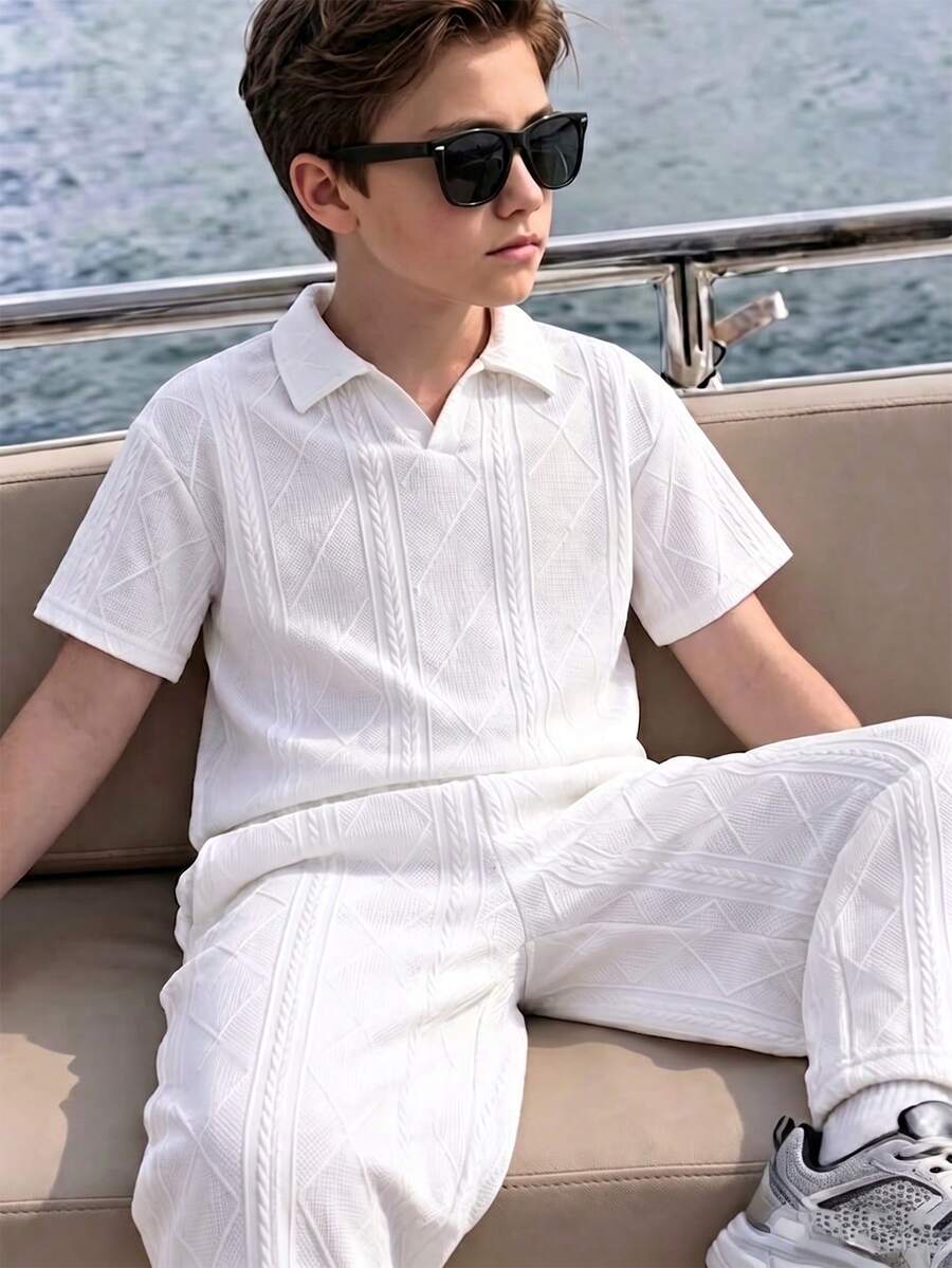 青少年男孩紳士套裝,春/夏簡約休閒優雅純白色紋理短袖POLO衫+直筒長褲2件套,整體簡約高檔,兼具舒適與質感,適合日常出遊、通勤、輕專業、休閒旅行、購物、朋友聚會、小約會等場合 - 白色 - 查看 1