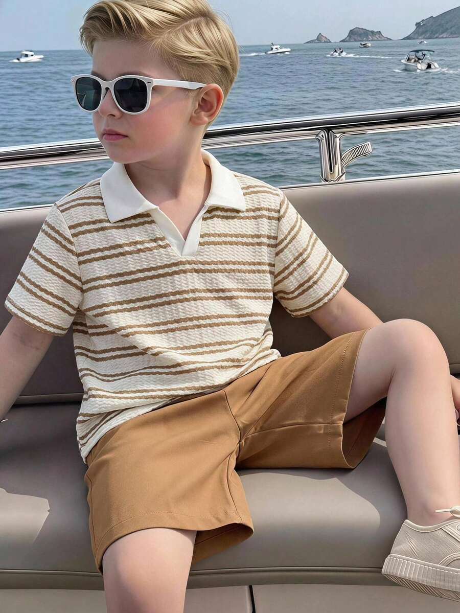Souflis Souflis 2件組男童幼童套裝,男童套裝,夏季復古條紋紋理短袖POLO衫 + 休閒短褲2件組,上衣特點為翻領小V領設計,華夫格紋理針織條紋面料,復古配色並內建紋理圖案 - 卡其色 - 查看 1