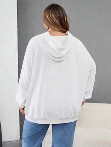SHEIN CURVE+ 大尺碼女款休閒優雅寬鬆 90 年代極簡美式印花連帽長袖寬鬆衛衣 秋季度假 全身白色 畢業社團 - 白色 - 查看 3