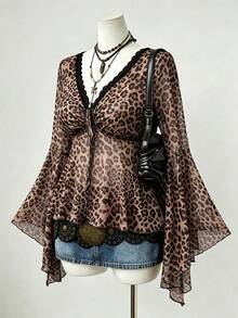 Sunspun Blusa de Talla Grande con Estampado de Leopardo, Cuello en V, Adorno de Encaje y Mangas Acampanadas - Multicolor - Ver 3
