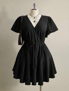 SHEIN ICON 女款大尺碼簡約休閒傳統百搭綁帶優雅洋裝，黑色夏季度假早午餐正式場合適用 - 黑色 - 查看 1