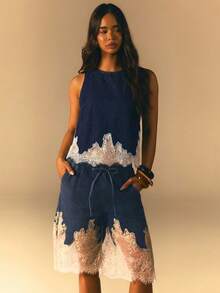Athîral Denim 女款蕾絲拼接休閒浪漫優雅百搭日常丹寧上衣 早午餐藍白配色夏季短版背心吊帶上衣 - 深色水洗藍 - 查看 4