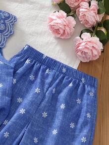 SHEIN Vintaside Kids 女童夏季兩件套：藍底白色花卉印花無袖上衣配荷葉領 + 同款花卉印花寬腿褲，適合日常上學、戶外出遊、購物與遛娃，打造清新甜美田園風小女孩造型 - 藍色 - 查看 4