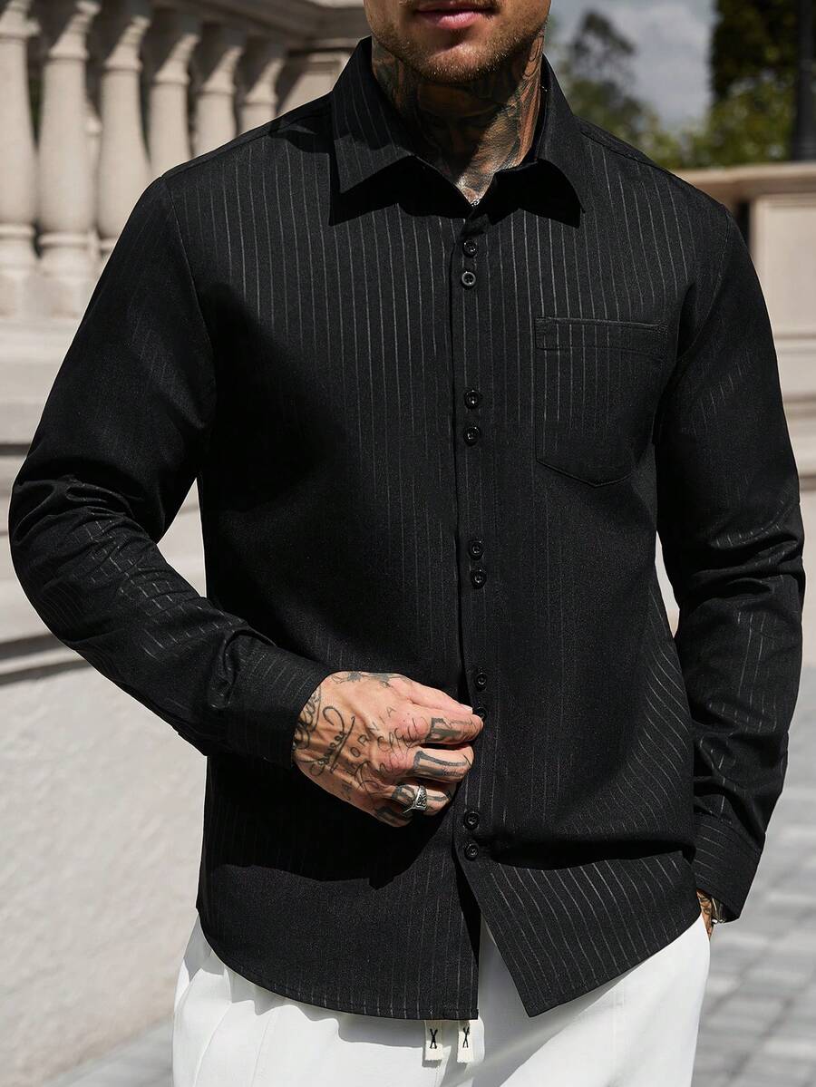 Manfinity CasualCool قميص رجالي رسمي بأكمام طويلة من مانفينيتي، بتصميم أنيق وعصري، بلون موحد، مزين بخطوط بارزة وأزرار. - الأسود - مشاهدة 1
