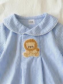 SHEIN 中性嬰兒男/女寶寶春夏休閒可愛小獅子刺繡貼布藍白條紋短袖連身衣，嬰兒連身衣，嬰兒套裝，嬰兒夏季衣物 - 藍色 - 查看 4
