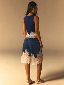Athîral Denim 女款蕾絲拼接休閒浪漫優雅百搭日常丹寧上衣 早午餐藍白配色夏季短版背心吊帶上衣 - 深色水洗藍 - 查看 5