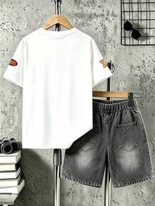 SHEIN 男孩大童T恤套裝，字母印花短袖圓領T恤搭配仿牛仔圖案印花短褲，柔軟彈性面料，寬鬆版型，春夏時尚男孩T恤套裝，休閒舒適百搭，適合外出、街頭風、居家、旅行、度假、日常穿著 - 彩色 - 查看 2