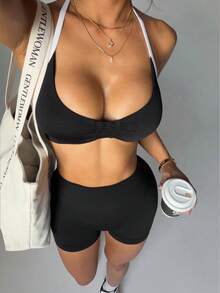 Easithlete 女款拼色掛脖上衣與高腰短褲休閒日常運動套裝 - 黑色 - 查看 3