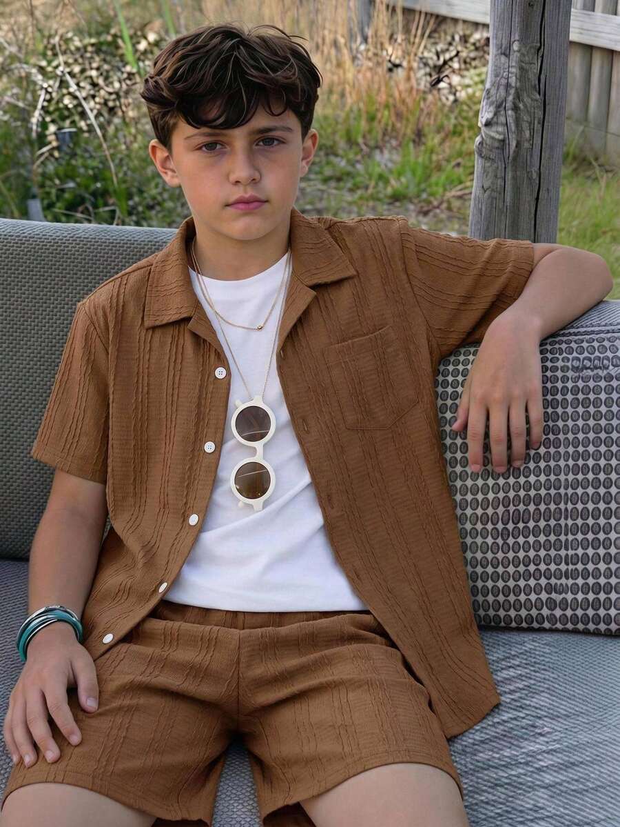 SHEIN Streecool Kids 3件組青少年男孩針織紋理直條紋短袖襯衫與休閒短褲套裝,混紡面料,親膚柔軟透氣。襯衫採用多色拼接直條紋設計,配小領口與短袖剪裁;短褲配有彈性腰帶。整體休閒度假風,適合日常、幼兒園、海邊玩耍等場合。可套裝穿著或分開搭配,輕鬆打造陽光活力童裝,開學季時尚套裝。 - 棕色 - 查看 1