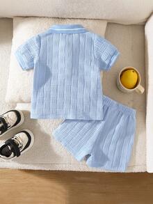 SHEIN Playful Pals 男嬰白色夏季休閒提花 Polo 領短袖上衣與短褲套裝，可愛學院風 - 淺藍色 - 查看 3