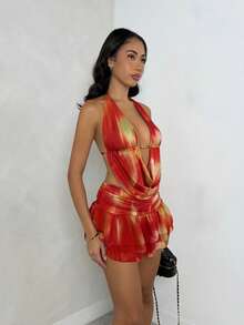 SHEIN Glamour 两件套印花露背吊带性感V领露背无袖不对称迷你裙套装，情人节套装，优雅套装，锐舞派对服装，街头服饰，演唱会服装，夜店服装，约会套装，女士生日套装，秋冬套装，派对必备 - 彩色 - 查看 5