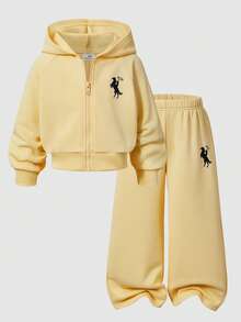 SHEIN ChillGRL Streecool Ensemble 2 pièces pour jeune fille, vêtements d'automne, épaisseur régulière, tricot, décontracté et polyvalent, veste à capuche zippée et pantalon ample à jambes larges avec imprimé graphique de sports équestres, convient pour les sports décontractés - Jaune citron - Voir 7