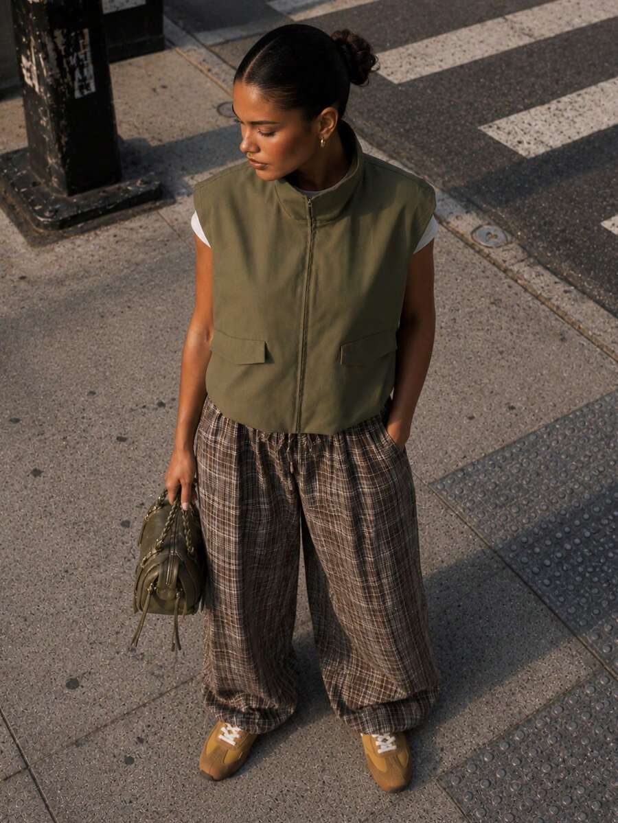 MISSGUIDED Sleeveless Zip-Up Utility Vest Jacket With Spread Collar Patch Pockets Cropped Hip Length Lightweight Outerwear - Green - View 1