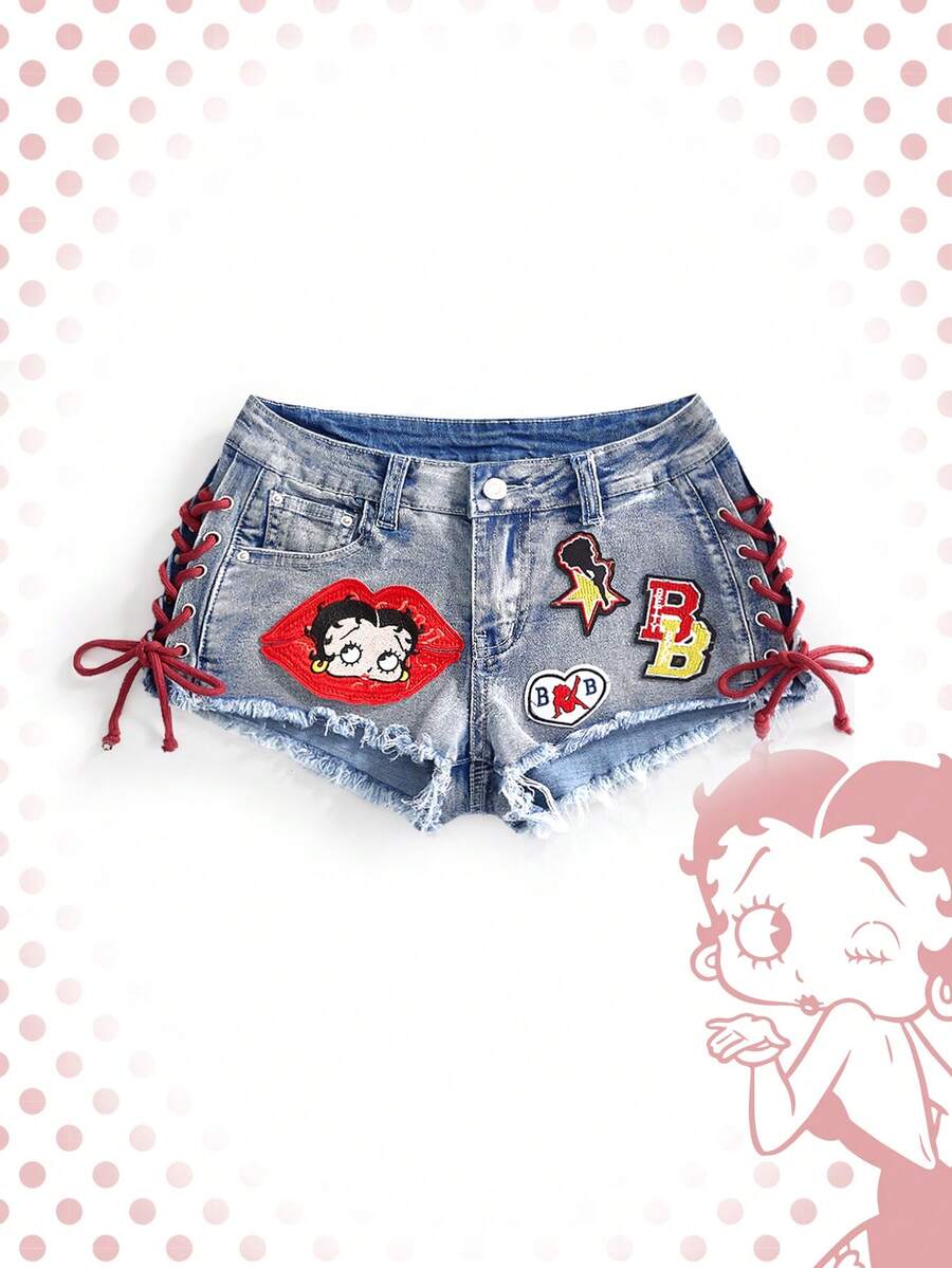 Betty Boop | ROMWE 春夏 Y2K 熱辣女孩聯名款 刺繡唇形徽章 對比色 超低腰 極短毛邊牛仔短褲 - 淺藍色 - 查看 1