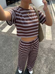 SHEIN 青少年女孩棕色與白色條紋休閒套裝 圓領寬鬆短袖T恤與同布料鬆緊腰短褲 2件套 復古對比條紋紋理布料 美式慵懶女裝 夏季日常街頭穿搭 度假造型 小眾設計舒適套裝 KIDS - 棕色 - 查看 6
