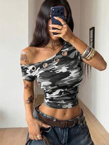 Coolane 女款春季街頭風 Grunge 哥德復古 Y2K 龐克風 黑色不對稱領貼身短袖 T-shirt，附金屬孔眼設計 - 彩色 - 查看 4