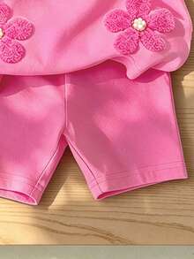 SHEIN Sparklyn 幼女 2件/組休閒時尚百搭春/夏女童T恤套裝，可愛甜美花卉圖案，多巴胺天空玫瑰紅短袖上衣，寬鬆圓領短袖T恤與單車短褲2件套，春/夏服裝套裝 - 彩色 - 查看 7
