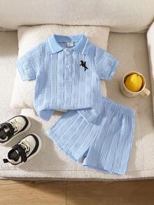 SHEIN Playful Pals 男嬰白色夏季休閒提花 Polo 領短袖上衣與短褲套裝，可愛學院風 - 淺藍色 - 查看 2