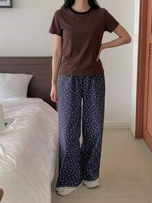 DAZY 2件組女款夏季睡衣套裝，碎花直筒長褲搭配拼色短袖T恤 - 棕色 - 查看 5