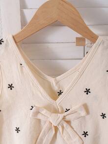 SHEIN Elladie kids 2件組女款春夏新款休閒通勤梭織粗麻布蝴蝶結裝飾V領無袖鏤空燒花寬鬆背心上衣與收腰梭織寬鬆長褲，日常休閒外出兩件套 - 卡其色 - 查看 11