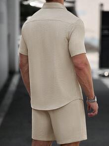 Manfinity CasualCool 男士卡其色紋理條紋單排扣成熟休閒短袖襯衫與鬆緊腰短褲套裝 - 卡其色 - 查看 2