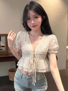 Joudiya 女款夏季白色蕾絲歐根紗荷葉邊開襟襯衫，休閒街頭婚禮風收腰繫帶短袖上衣 - 白色 - 查看 5