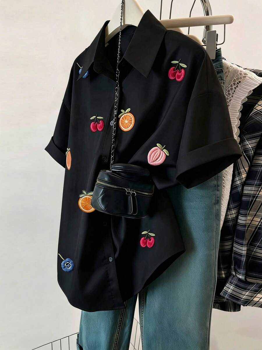 GlowEve CURVE 大尺碼夏季休閒水果刺繡襯衫 - 黑色 - 查看 1