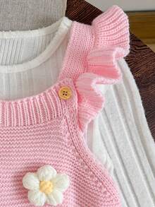 SHEIN LMoss Kids 女嬰荷葉邊連身褲，連身褲，時尚甜美套裝，女嬰針織連身褲，女嬰針織套裝，粉色女嬰連身褲，女嬰毛衣連身褲，女嬰吊帶褲，秋季女嬰服飾，冬季女嬰服飾，秋季服飾，冬季服飾，女嬰秋季毛衣套裝，女嬰冬季連身褲，女嬰毛衣套裝，粉色女嬰針織連身褲，吊帶領口，可愛荷葉邊細節，適合秋季穿著，3D花卉 - 粉色 - 查看 3