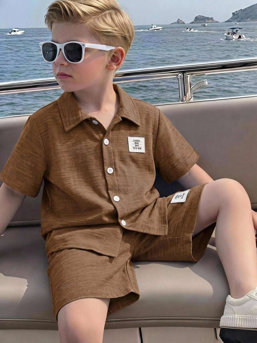SHEIN Genkimix Kids 小男孩紋理丹寧單排扣短袖襯衫與休閒丹寧短褲 2 件套 - 棕色 - 查看 1