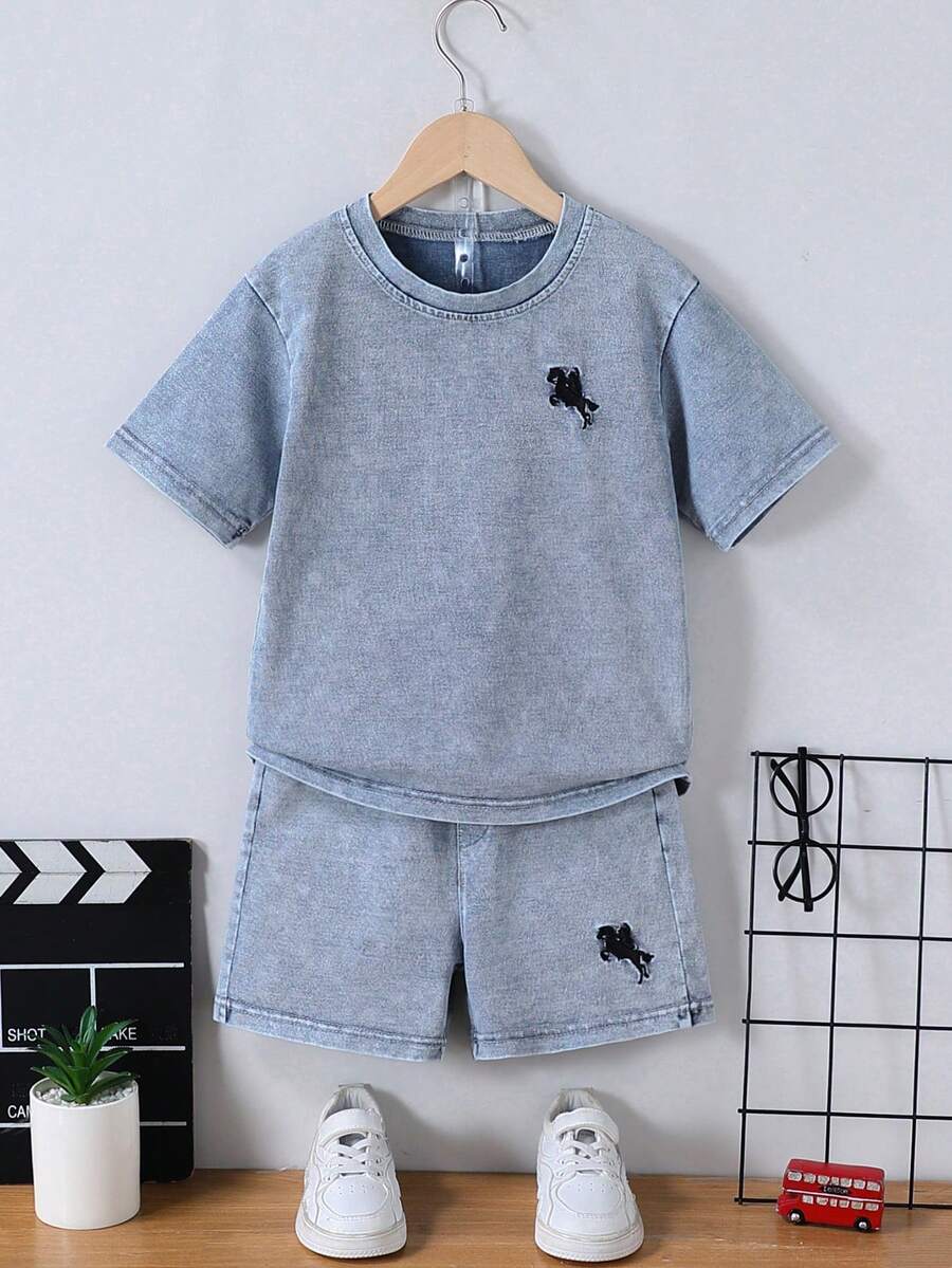 SHEIN 2件組小男孩休閒丹寧套裝,夏季海灘度假,復古學院風,嬰兒藍色,復古刺繡騎士圖案,圓領,3/4袖,寬鬆版型 - 淺色水洗藍 - 查看 1