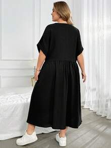 SHEIN CURVE+ 大尺碼女款純色缺口V領百褶休閒日常洋裝 - 黑色 - 查看 2