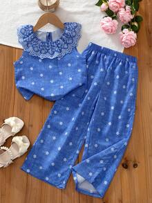 SHEIN Vintaside Kids 女童夏季兩件套：藍底白色花卉印花無袖上衣配荷葉領 + 同款花卉印花寬腿褲，適合日常上學、戶外出遊、購物與遛娃，打造清新甜美田園風小女孩造型 - 藍色 - 查看 3