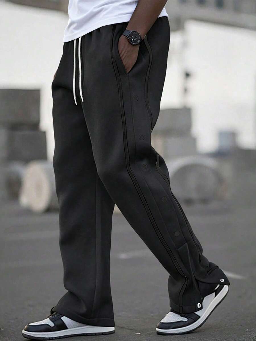 Manfinity Homme Pantalones de chándal para hombre con cinta de contraste, botones laterales y cintura con cordón - Gris Oscuro - Ver 1