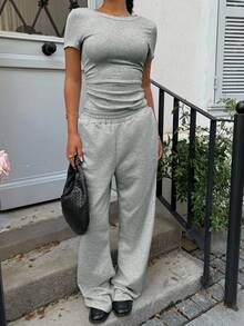 Set de 2 piezas de mujer con camiseta de manga corta y pantalón de chándal ajustado y fruncido de estilo casual - Gris Claro - Ver 5
