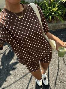 Veykashi 休閒極簡風棕色波點印花女款夏季圓領短袖T恤與波點短褲兩件套，適合春夏、度假、日常穿著 - 棕色 - 查看 1