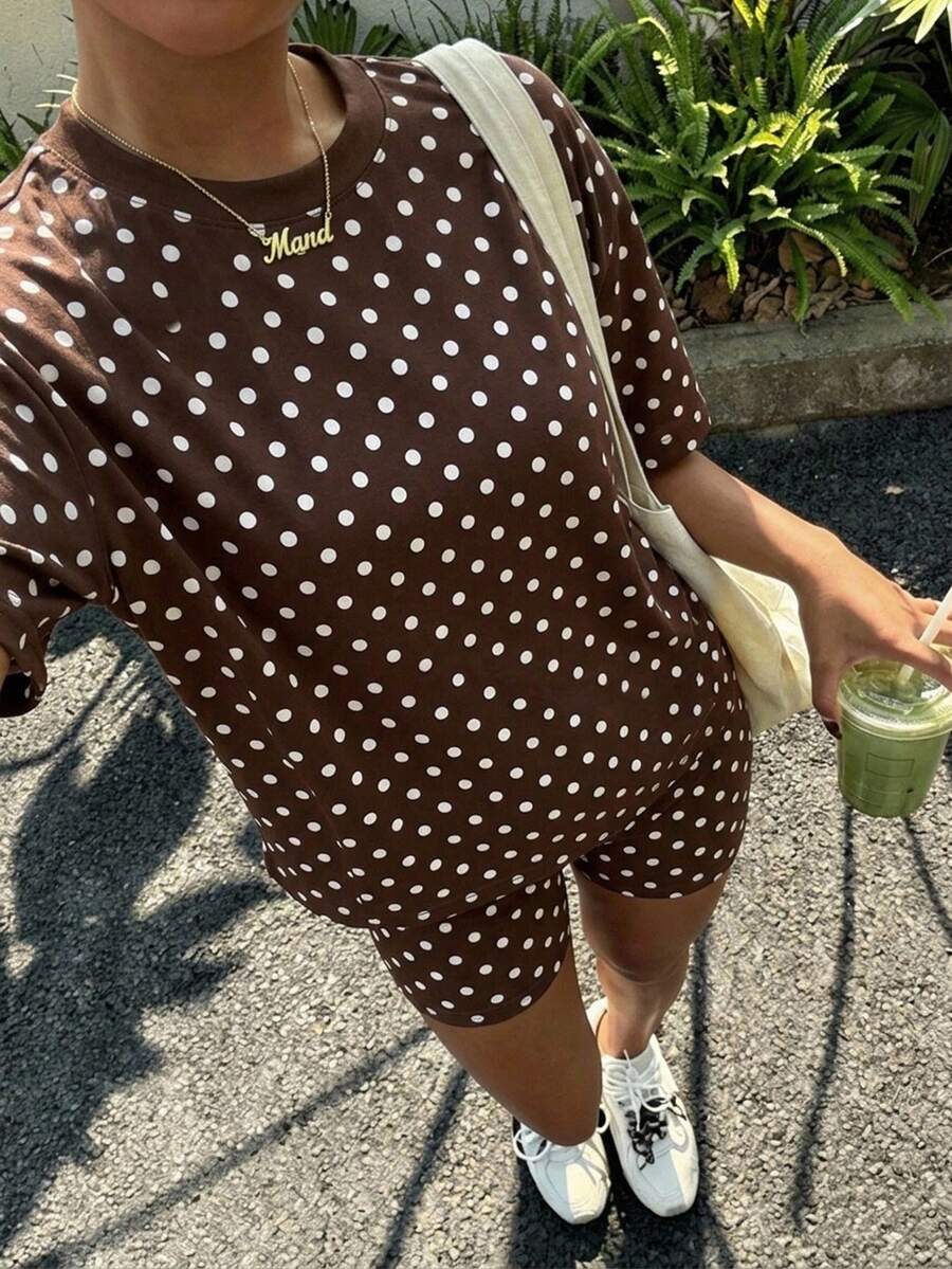 Veykashi 休閒極簡風棕色波點印花女款夏季圓領短袖T恤與波點短褲兩件套,適合春夏、度假、日常穿著 - 棕色 - 查看 1
