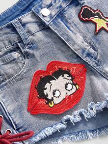 Betty Boop | ROMWE 春夏 Y2K 熱辣女孩聯名款 刺繡唇形徽章 對比色 超低腰 極短毛邊牛仔短褲 - 淺藍色 - 查看 3